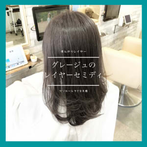 ほんのりレイヤーのグレージュセミディ