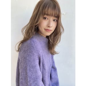 愛されロングヘア　明るめベージュカラー