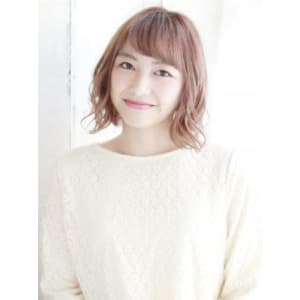 ハイトーンベージュのニュアンスボブスタイル