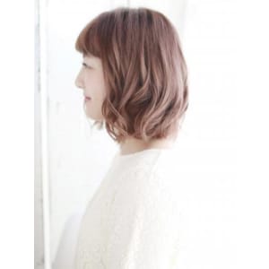 ハイトーンベージュのニュアンスボブスタイル