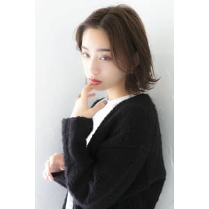 ナチュラル切りっぱなしボブタンバルモリフェザーバングスタイル