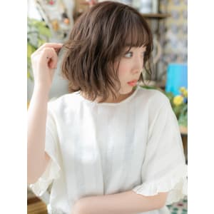 オン眉前下がりくせ毛風レイヤーミディアム　ラベージュ