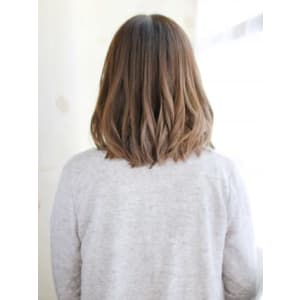 グレージュカラーのニュアンスカールスタイル