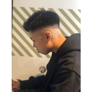 フェードカットスタイル【BARBER-BAR】