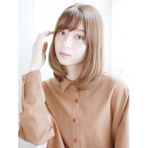 透け感ベージュのボブスタイル