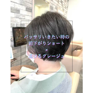 バッサリいきたい時の前下がりショートとグレージュ