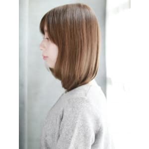 透け感ベージュのボブスタイル