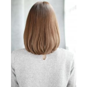 透け感ベージュのボブスタイル