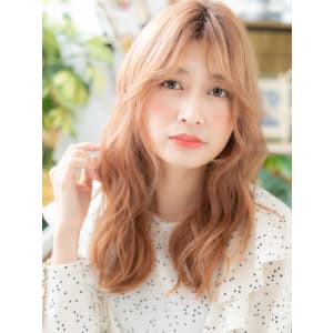 外国人風ピンクベージュ小顔センターパート　ウェーブ