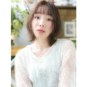濡れ髪フェザーバング小顔前下がりロングボブ　大人ガーリー