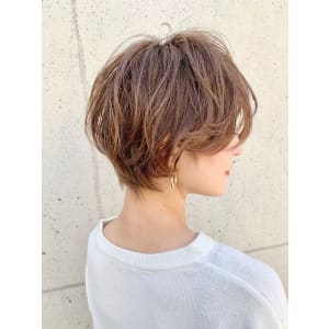 横顔が綺麗に見える　大人のショート
