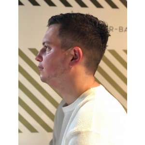 フェードカットスタイル【BARBER-BAR】