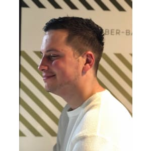 フェードカットスタイル【BARBER-BAR】