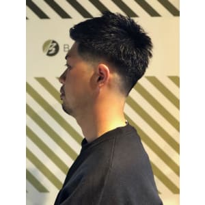 フェードカットスタイル【BARBER-BAR】