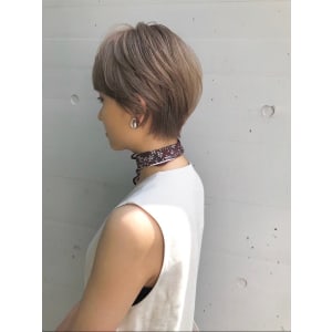 くすみグレージュ　横顔美人ショート