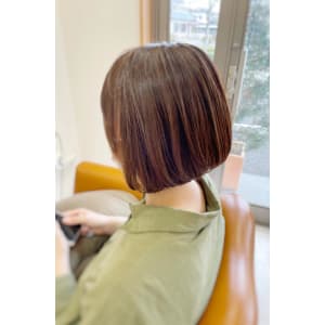 ナチュラル前下がりボブ