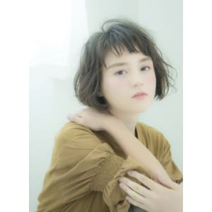 小顔ショートボブ　フォギーベージュ