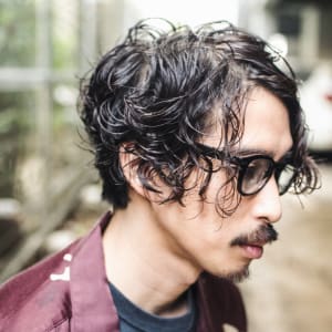 センターパートスパイラルウェーブツーブロッククールショート