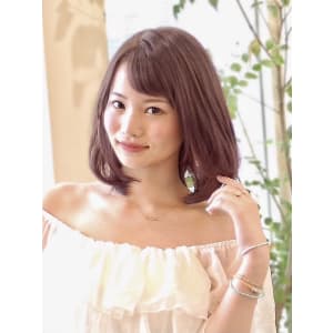 大人かわいい斜めバンクのナチュラルボブ