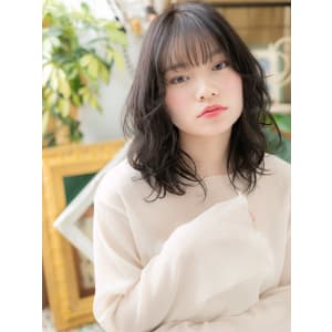 黒髪ダークアッシュくせ毛風濡れ髪セミディ　ひし形シルエット
