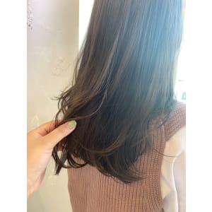 透明感たっぷりのグレージュカラー