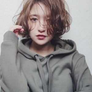 大人ヘルシーラフウェーブホワイトグレージュボブ
