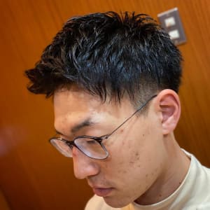 黒髪アップバング刈り上げショート