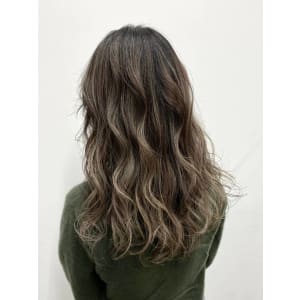 カーキベージュ