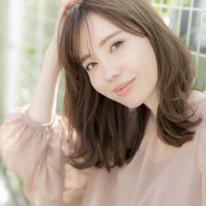 【女性らしさあふれるナチュラルセミディ】艶と透明感のカラー♪