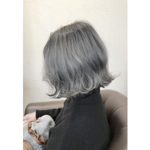 ダブルカラー、ボブ、パールグレー