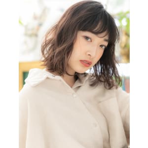 黒髪グレージュカラーくせ毛風エアリーミディ　スローカラー