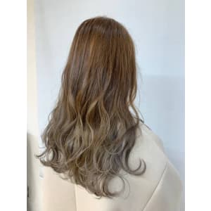 ダブルカラー/ロング/アッシュベージュ/ベージュ/30代 - QUALIS 上福岡店【クオリスカミフクオカテン】掲載中