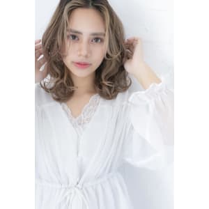 大人可愛いハイトーンフェイスフレーミングカラー