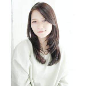かきあげバングの内巻きレイヤースタイル