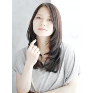 かきあげバングの内巻きレイヤースタイル