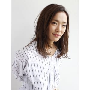 かきあげバングでクールなミディアム