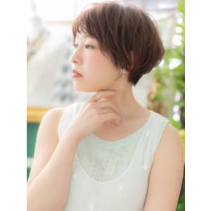 大人かわいい前下がり小顔オン眉ショート　マッシュヘア