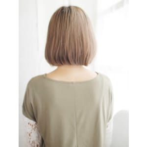 ハイトーングレージュのナチュラルボブスタイル