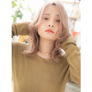 ピンクベージュ外国人風こなれ感ウェットヘア　ゆるふわカール