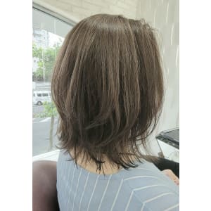 20代30代小顔ミディアム外ハネグレージュカラー