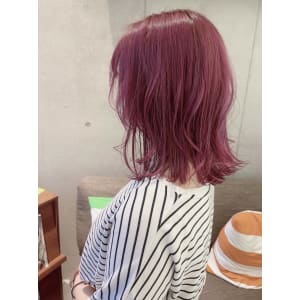 ミディアムヘアのブリーチした髪にピンクカラー - EMU international 春日部本店【エムインターナショナル】掲載中