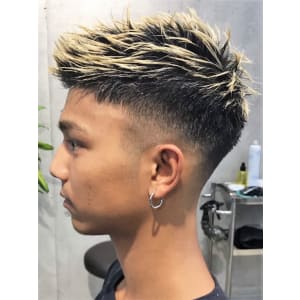 カッコいい短髪フェードカットブリーチスタイル　メンズ