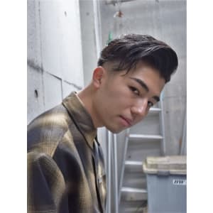 フェードカット　ソフトスパイラルパーマ　かき上げヘア　メンズ