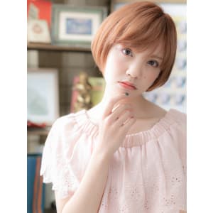 ピンクカラーが大人かわいい前下がりミニボブ　小顔補正立体カッ