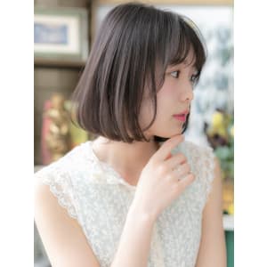 透け感グレージュツヤ髪前下がり小顔ミニボブ　シースルーバング