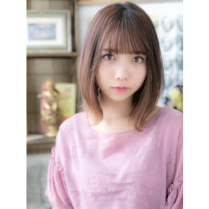 シースルーバング大人ハイライト外ハネミディ　ニュアンスカラー