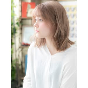 ペールベージュで外国人風小顔エアリーミディ　ジェシカライツ