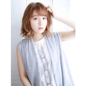 ハイトーンベージュの外はねゆるカール