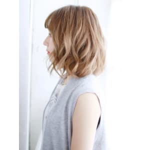 ハイトーンベージュの外はねゆるカール