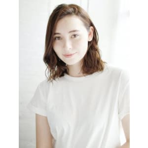 かきあげバングのセミウエットカールスタイル
